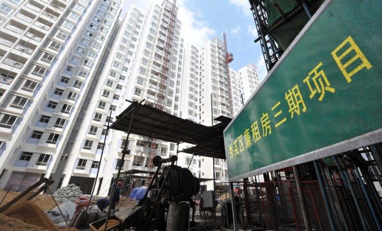 今年中国政府工作报告提出，加强初婚初育家庭住房保障，支持多子女家庭改善性住房需求。图为建设中的一处廉租房小区。（新华社）