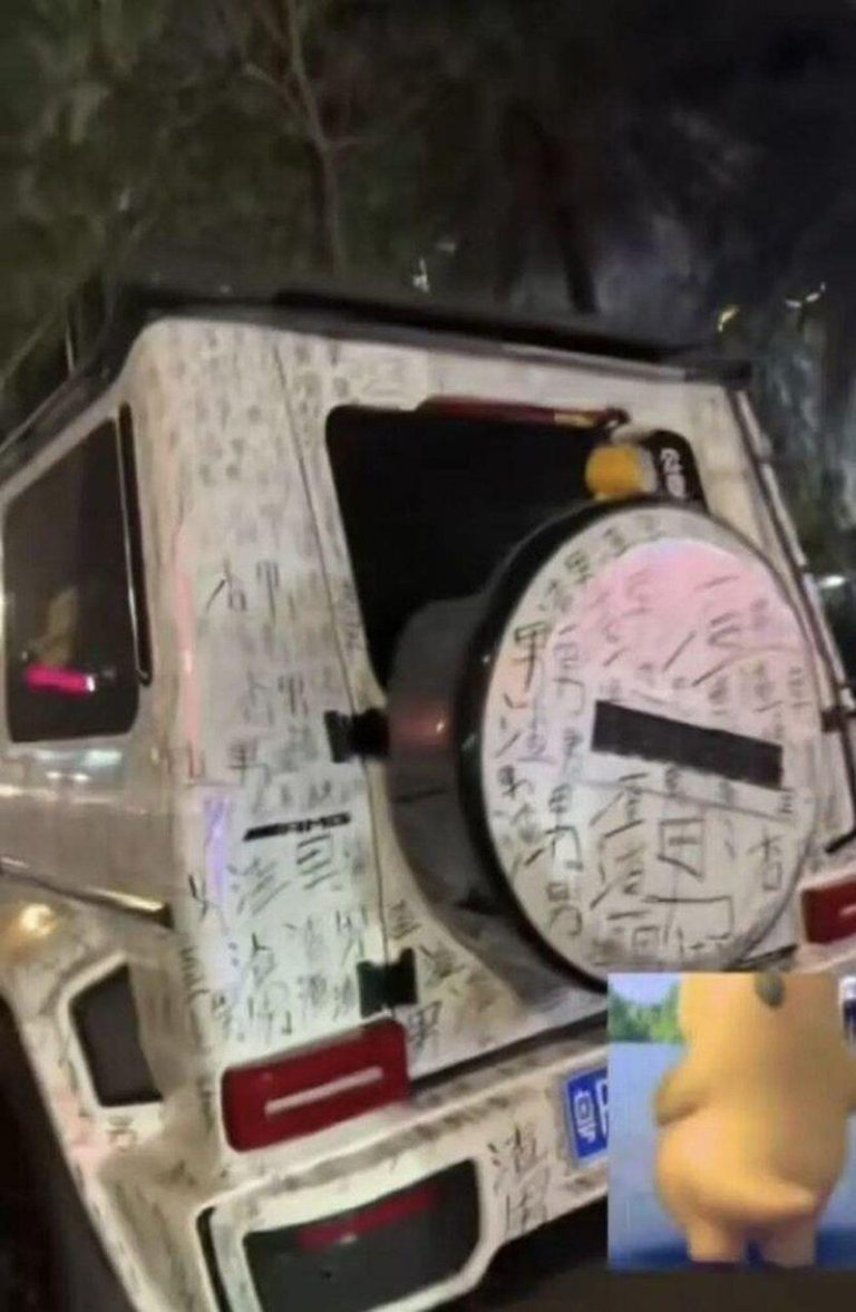 广东一奔驰车身满是「渣男」字样。（取材自大风新闻）
