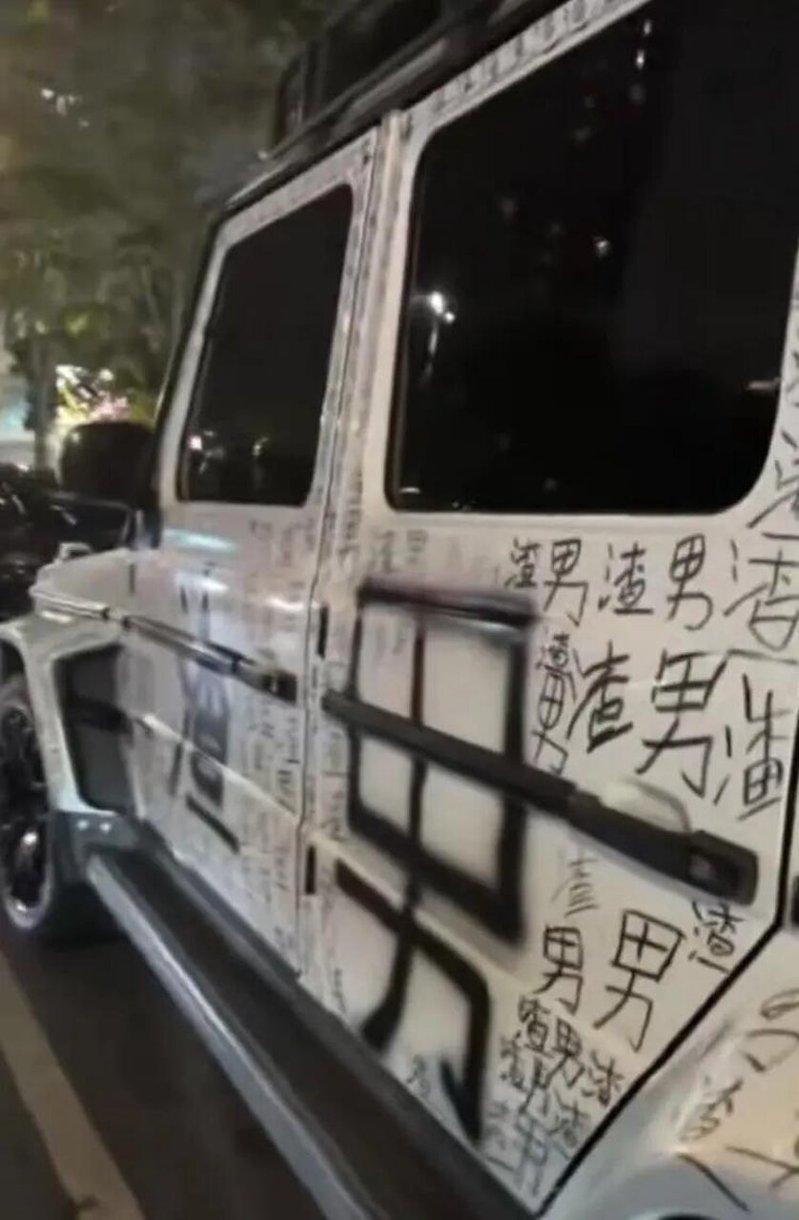 广东一奔驰车身满是「渣男」字样。（取材自大风新闻）