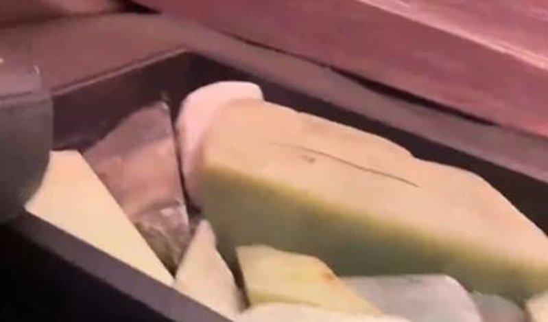副驾脚底下堆着的原石。（视频截屏）