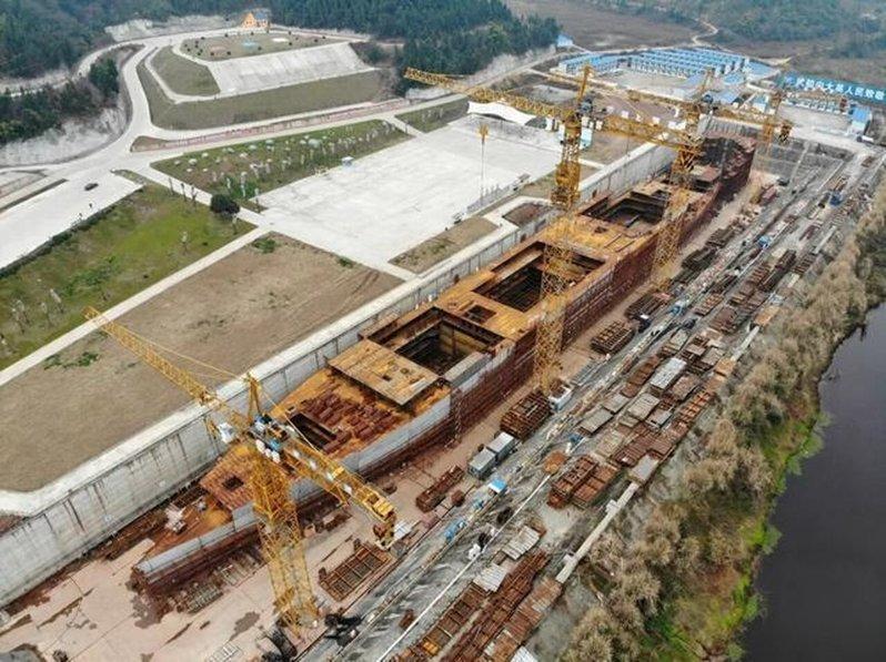 大英县「铁达尼号」由武昌船舶重工集团建造,船体长约270米,宽约28米。(视频截...