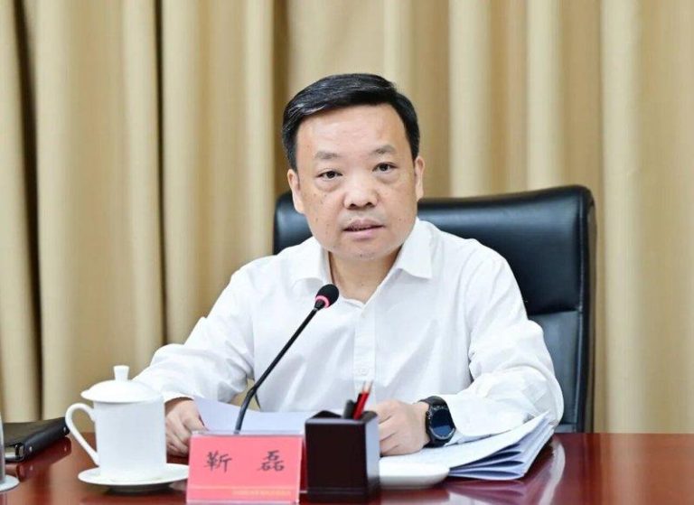 历时半年终于确定…四川组织部长靳磊接深圳市委书记 对于靳磊何以能出任深圳这个地位特殊城市的市委书记,网上有诸多说法和揣测。(取材自四川正法声音)