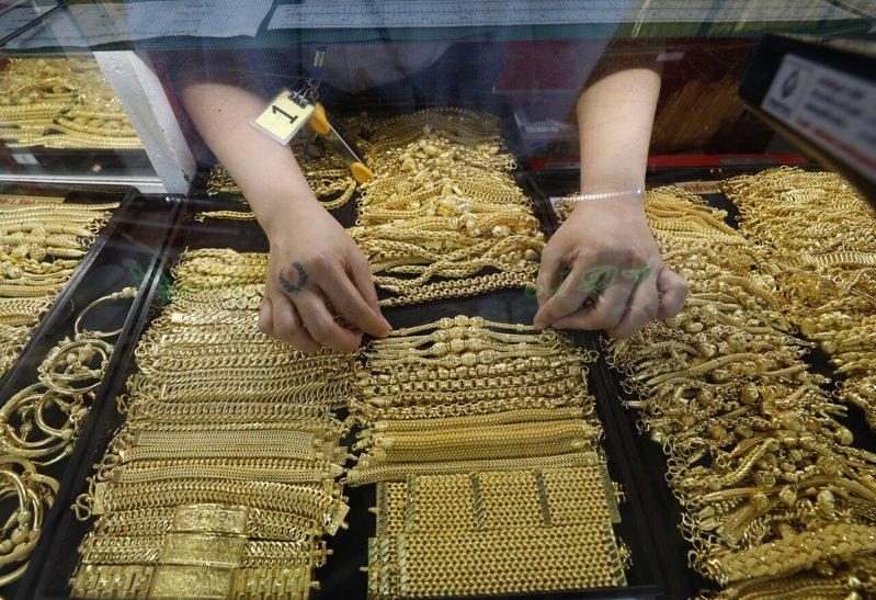 国际金价23日盘中重挫超过8%,掼破每英两4,100美元,全数吐回今年以来的涨幅。(欧新社)
