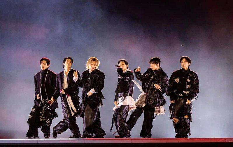 BTS日前在首尔光化门广场举办回归演唱会。(图/BIGHIT MUSIC AND NETFLIX提供)