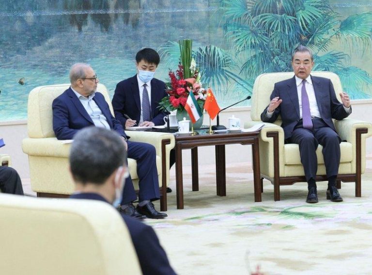 伊朗前革命卫队指挥官左加德(左一)2023年访北京与王毅见面。(新华社)