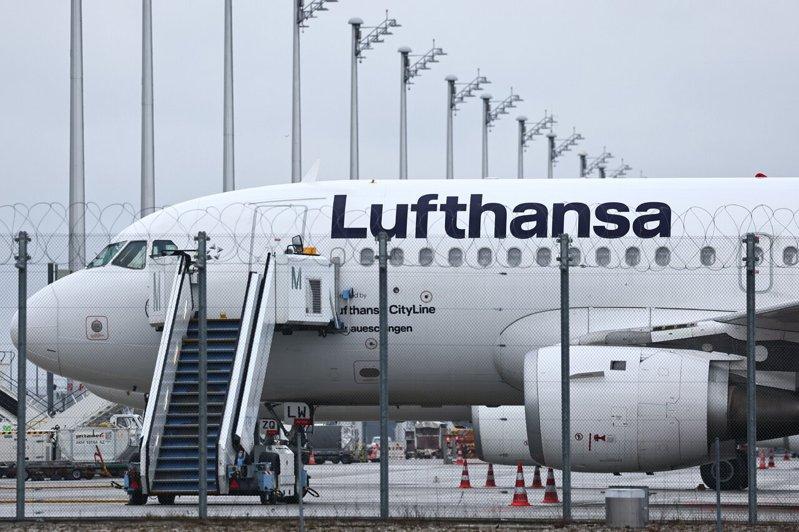 受中东战争影响,德国航空巨擘汉莎航空(Lufthansa,图)与香港国泰航空(C...
