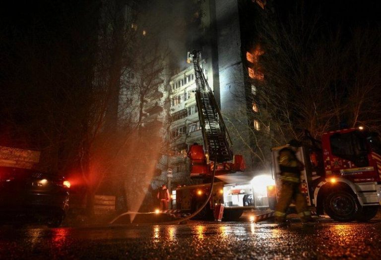 俄飞弹无人机袭乌酿5死 摩尔多瓦连接欧盟输电线中断 乌克兰南部的札波罗热市,24日凌晨遭俄国无人机攻击,一栋高楼住宅起火。图为消防员在全力灌救。路透