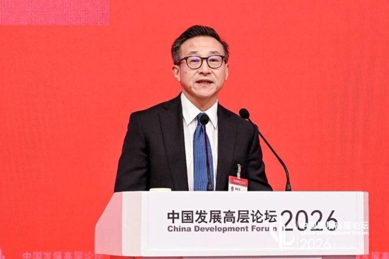阿里巴巴集团主席蔡崇信指出，中国为AI产业提供充足的电力供应和成本优势，成为AI发展的坚实基础。(取材自北京日报)