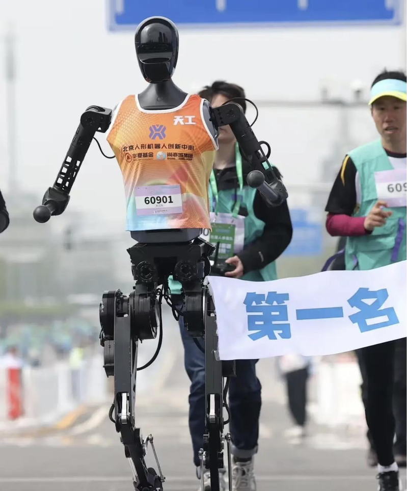 北京去年4月举办全球首场人形机器人半程马拉松。天工Ultra以2小时40分42秒的成绩夺冠。(取材自上海证券报)