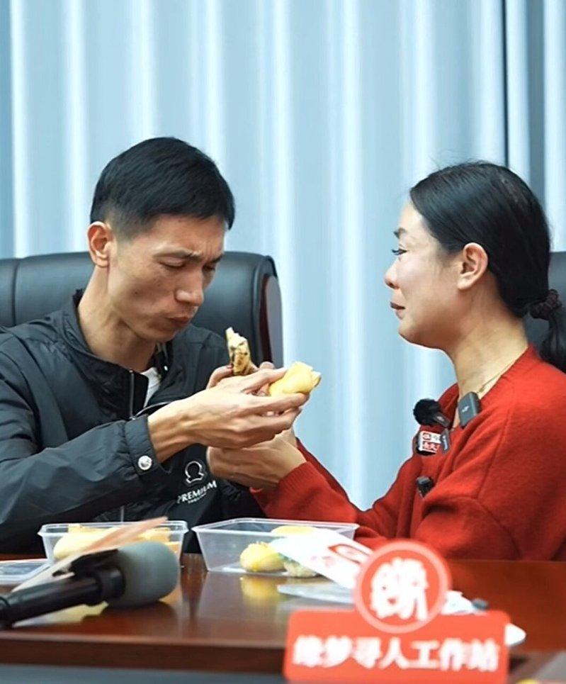来自湖北的李林(右)与失散30多年的弟弟李鑫相逢,泪如雨下;当年弟弟被陌生人用面包带走,相逢日她特地准备多种口味面包,让弟弟好好品尝。(取材自极目新闻)