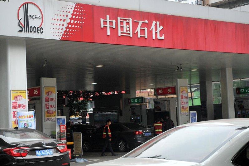 车辆30日在福州中国石化加油站加油。(中新社)