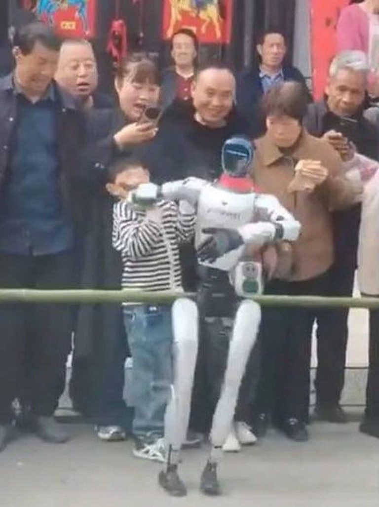 宇树机器人在陕西表演暴走 搧男童一巴掌后继续跳舞 男童在观看机器人跳舞时被搧了一巴掌。(X视频截屏)