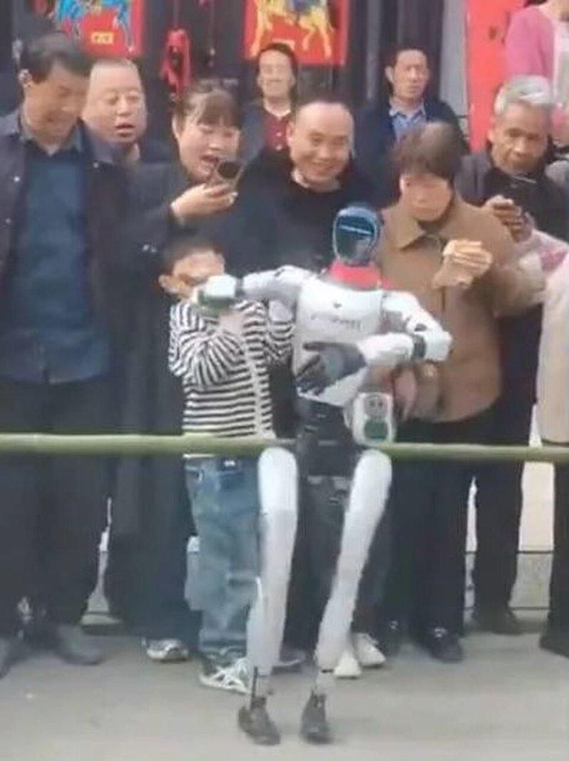 男童在观看机器人跳舞时被搧了一巴掌。(X视频截屏)