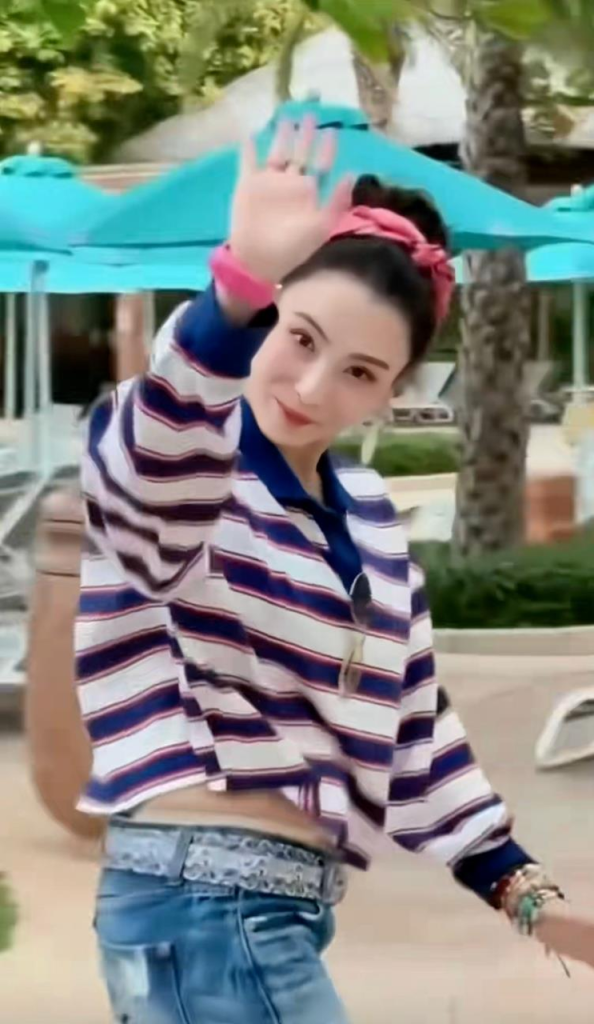 宽松上衣配破洞牛仔裤 张柏芝穿搭被笑「偷穿儿子衣服」 张柏芝带孩子到海南三亚游玩被偶遇。(视频截屏)