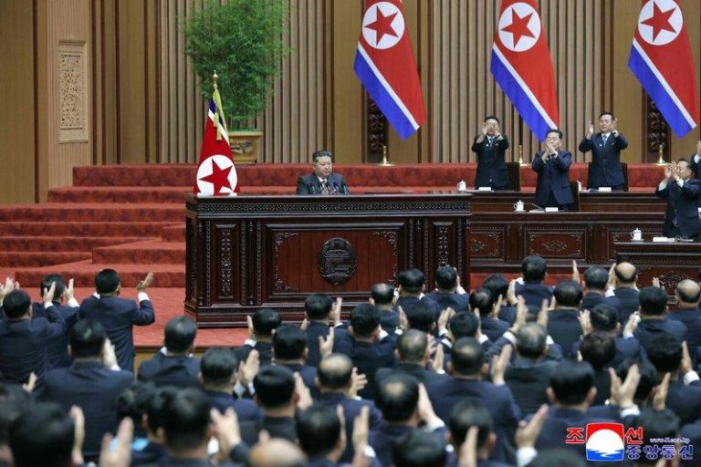 金正恩自认核武强权 称「伊朗挨打 证明核武必要性」 北韩领导人金正恩(后左)23日出席在平壤举行的第15届最高人民会议并发表政策演说,强调发展核武库的正当性,并声明北韩作为拥核国家的地位将永远不变。(朝中社)