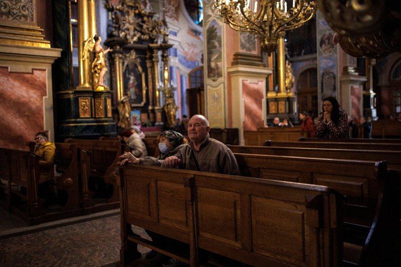 俄罗斯无人机24日攻击利维夫 (Lviv)旧城区,造成建筑物起火,并波及历史中心内的伯纳丁修道院(Bernardine Monastery)。图为2022年3月29日,乌克兰利维夫响起空袭警报后,人们在伯纳丁修道院内避难。路透