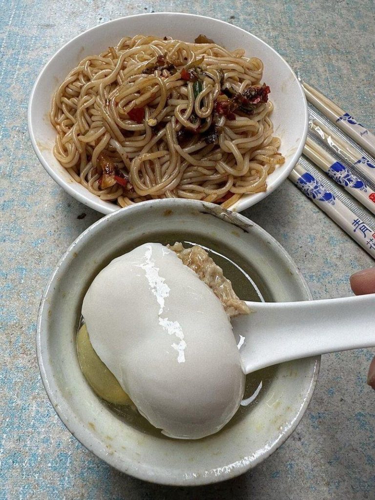 拌面2.5元 南昌1早餐店太亲民 有人开车200公里也要吃 江西南昌一家早餐店,拌面只卖2.5元人民币。(取材自微博)