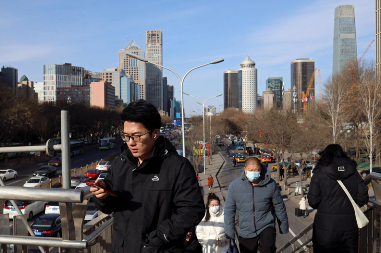 截至2025年底，北京以人均住户存款约35.62万元，居中国各省市之冠。（路透）