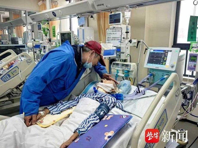 吴永恩轻柔地抚摸妻子的脸庞。（取材自紫牛新闻）
