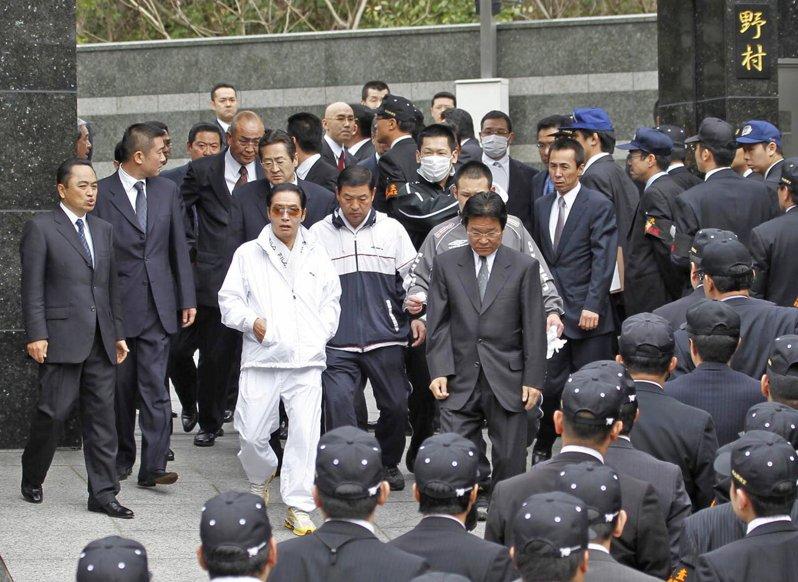 日本黑帮工藤会总裁野村悟(白衣者)被依杀人罪等起诉,一审被判死刑,二审改判无期徒刑。(路透)
