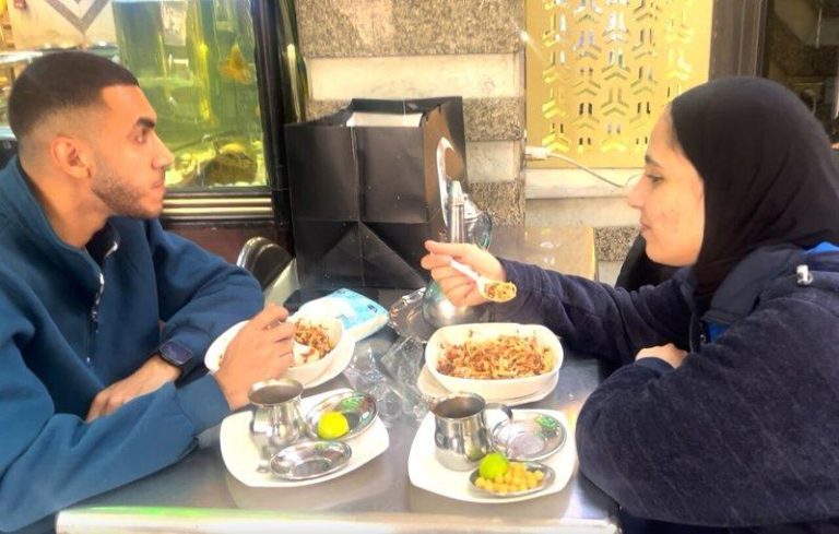 埃及国民美食「口秀丽」 能源危机下实惠好伙伴 一盘富含碳水化合物及植物性蛋白质的「口秀丽」,价格约60至90埃镑,经济实惠又营养。(中央社)