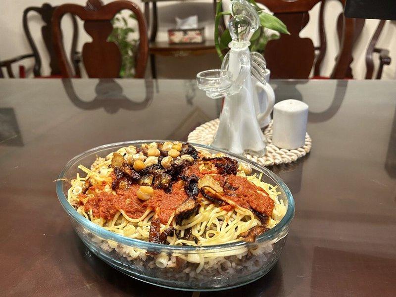 「口秀丽」是埃及最具代表性国民美食,依序铺上米饭、小麦粒、扁豆、义式通心粉、鹰嘴...