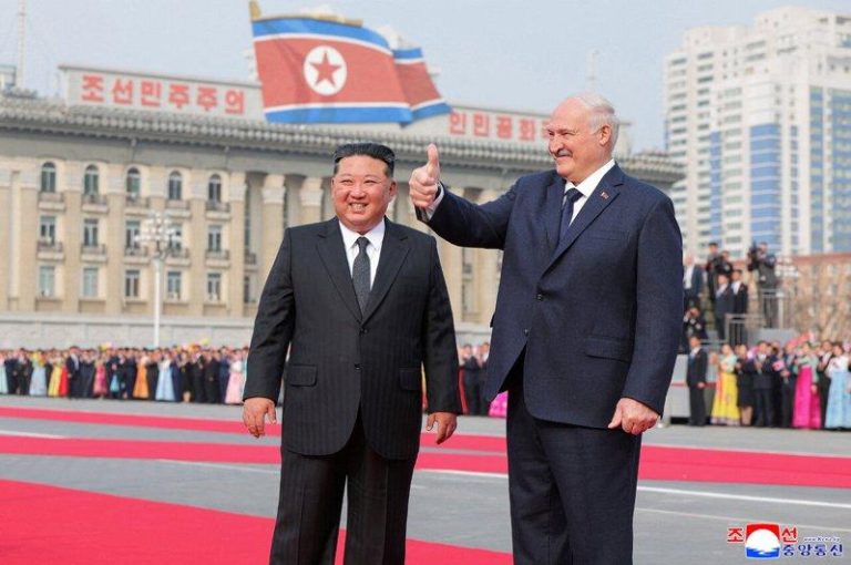 金正恩致函普亭登官媒「永远挺俄」 被指暗藏1大目的 北韩最高领导人金正恩(左)25日在平壤迎接白俄罗斯总统鲁卡申柯(右)首次正式访问,寻求两国深化关系联手合作。(朝中社)