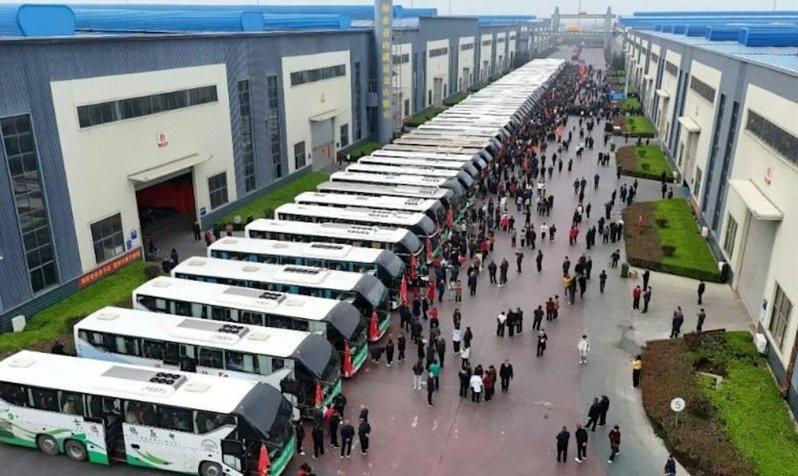 现场4000余名员工父母有序登车。(取材自极目新闻)