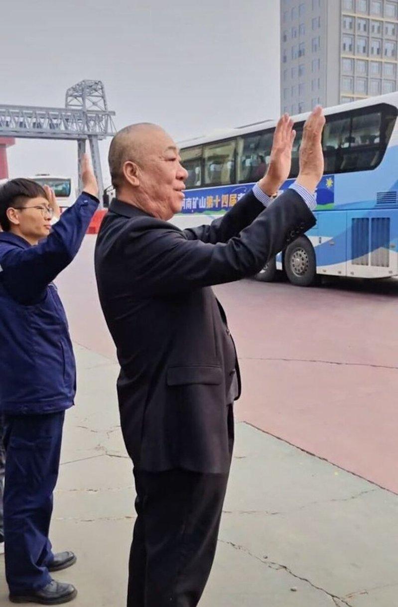 出发仪式上,崔培军反复叮嘱大家旅途注意安全(取材自极目新闻)