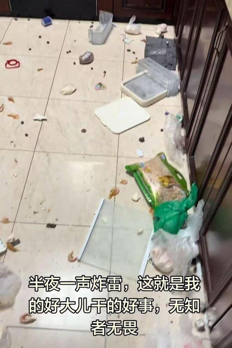 冰箱爆炸后的厨房。（视频截屏）