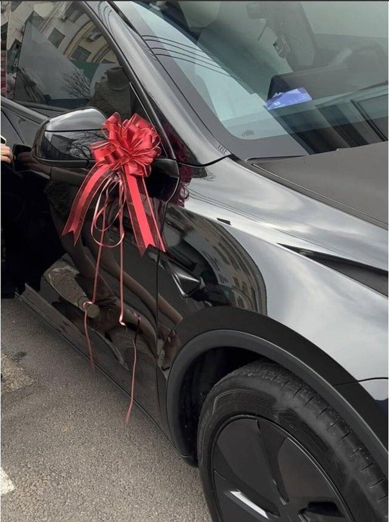 花2元买的礼车装饰。(取材自封面新闻)