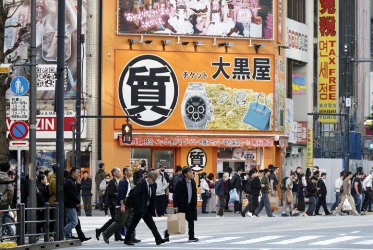 日本法务省将从严规定外籍人士归化条件之一的居留期间，从目前的「5年以上」拉长成原则「10年以上」，预计今年4月起实施；图为东京秋叶原。(欧新社)