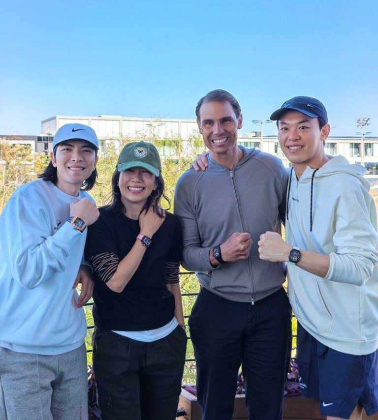 萧敬腾同框网坛传奇球星 纳达尔:希望有机会听他唱歌 萧敬腾(左起)、Summer和网球名将纳达尔开心合影。(图/喜鹊娱乐提供)