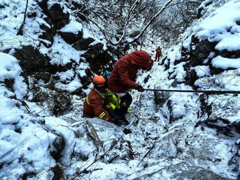 2驴友冒雪登北京豹子岭 引发「最难救援」…被追偿1万余元 事发时,救援队员冒险转移伤者。(取材自极目新闻)