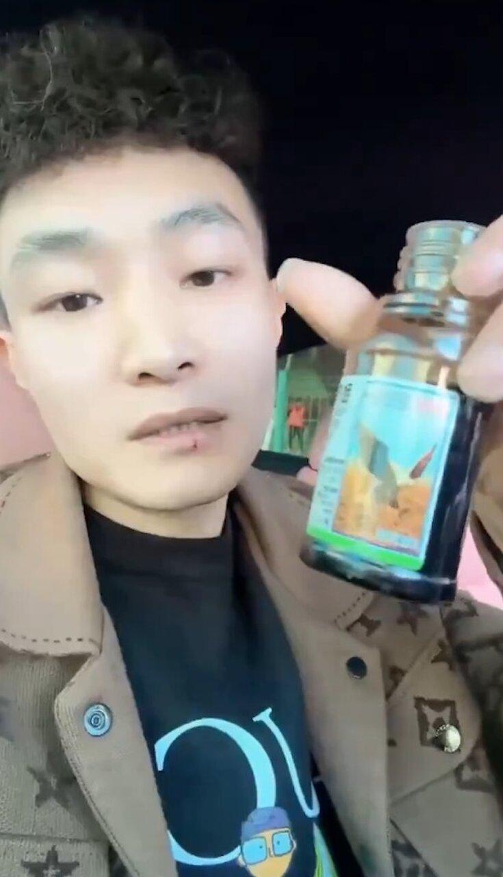 涉事烟花店店主。（视频截屏）