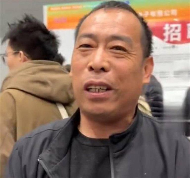 51岁男子苏小锋8年来考下20本证书，完成自己的人生逆袭。（取材自快科技）
