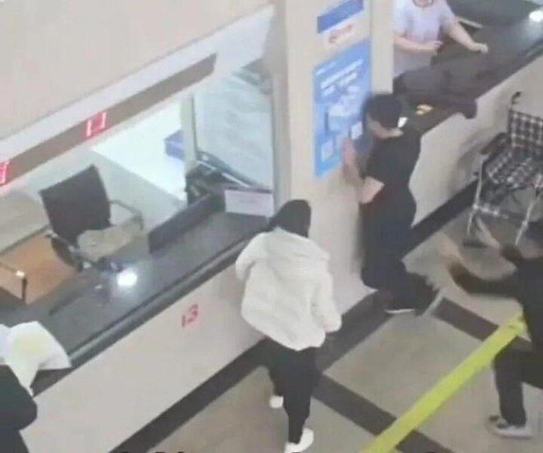不活了…妻子由男医产检 吉林男崩溃撞墙怒喊「明天离婚」 男子在医院情绪失控撞墙。(视频截屏)