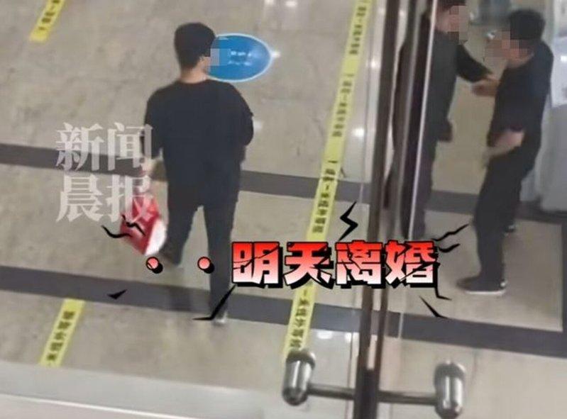 男子撞墙后,医护人员对其进行安抚。(视频截屏)