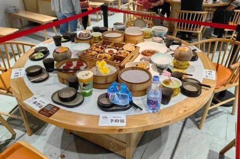 「奔跑吧」明星吃过食物放一夜长虫 餐厅说给粉丝打卡 有网友发帖称,在海南省海口市一间餐厅喝茶时,发现有一张被圈起来的桌子,上前一看才发现是明星吃过的食物。(取材自大风新闻)