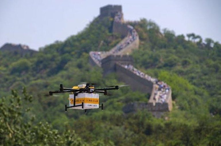 北京全面管制无人机 室外飞行均须申请 新规5/1上路 27日,人大常委会通过《北京市无人驾驶航空器管理规定》,将成为大陆首个限制个人买卖、运输及飞行无人机的城市,违规者将被移交警方处理。(取材自微博)