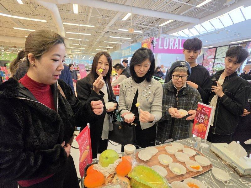 加拿大温哥华「2026台湾水果嘉年华」27日揭幕,民众试吃芭乐、杨桃等多种水果,...
