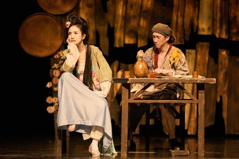「暗恋桃花源」中,林依晨(左)饰演的泼辣春花,与「老陶」陈汉典对戏笑料百出。(表...