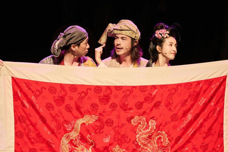 经典舞台剧「暗恋桃花源」中,林依晨(右起)饰演的春花出轨梁正群,令被戴绿帽的「老...