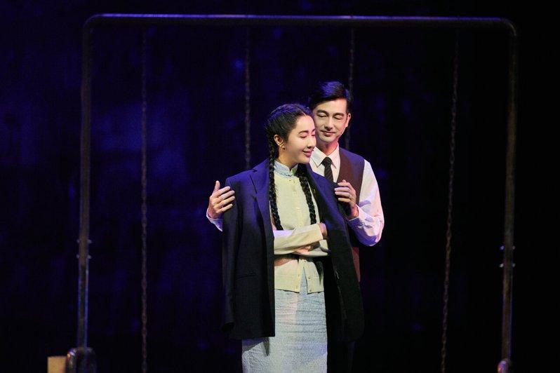 隋棠(左)、吴中天在「暗恋」片段中饰演因战乱被迫分离的一对恋人。(表演工作坊提供...