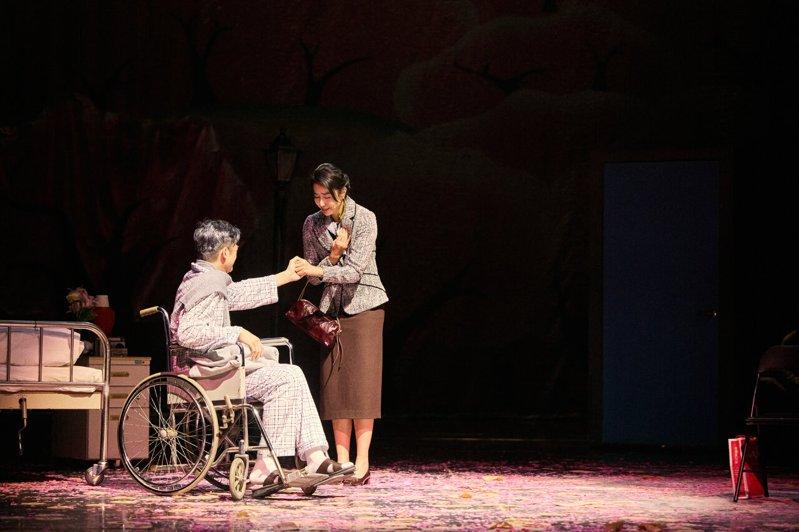 隋棠(右)、吴中天在「暗恋」片段中诠释跨越数十年后的重逢,令人动容。(表演工作坊...
