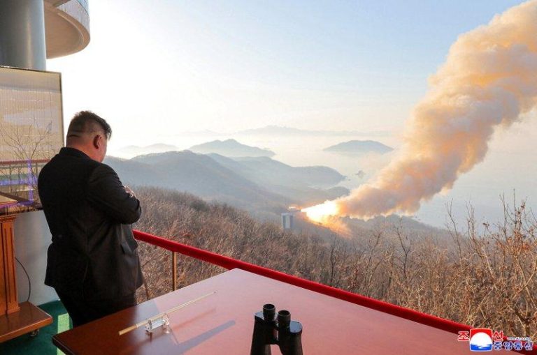 示警?金正恩视导新火箭发动机 声称具打击美国本土能力 金正恩视导使用碳纤维复合材料的大功率固体燃料发动机地上点火试验。(路透)
