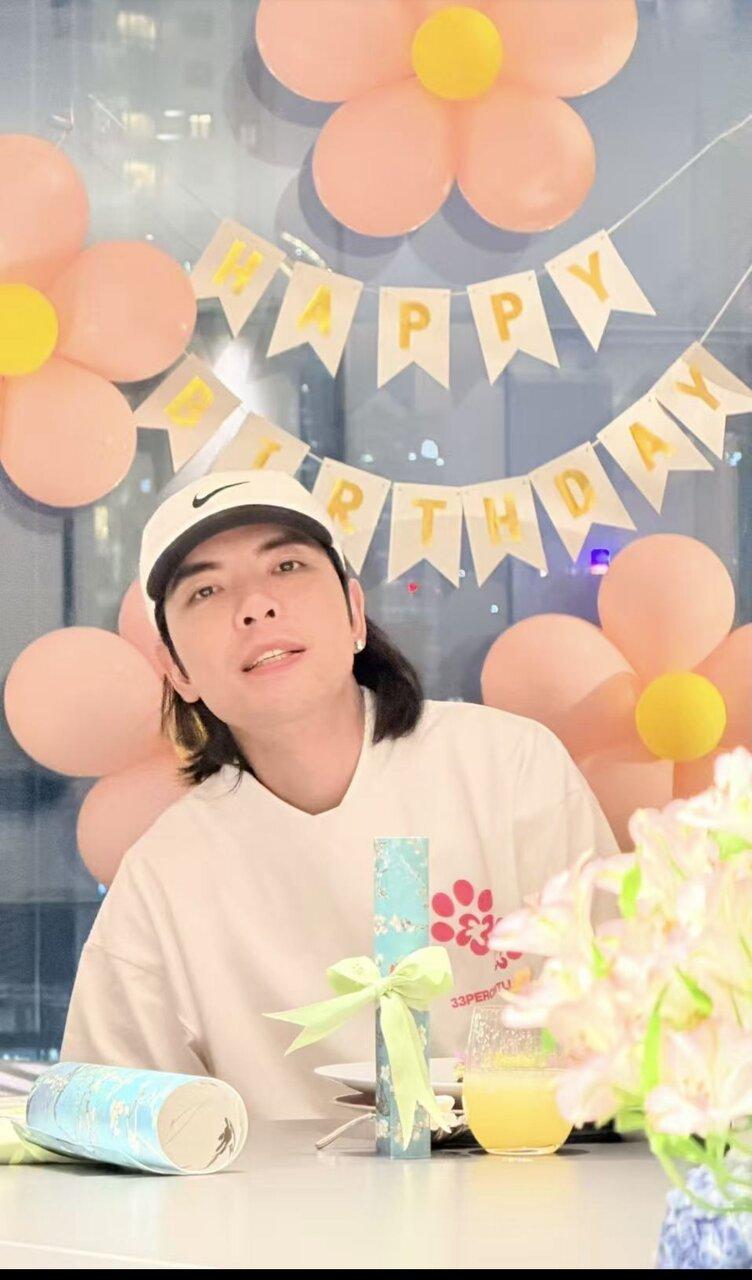 萧敬腾生日留下纪念照。(图/喜鹊娱乐提供)