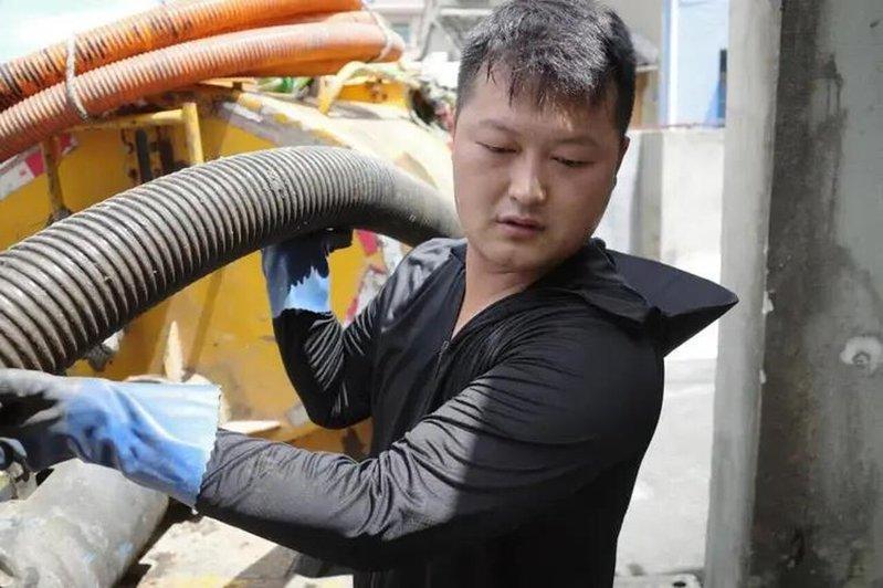 上班开粪车下班开奔驰的小伙潘浩男日前结婚了。(取材自极目新闻)