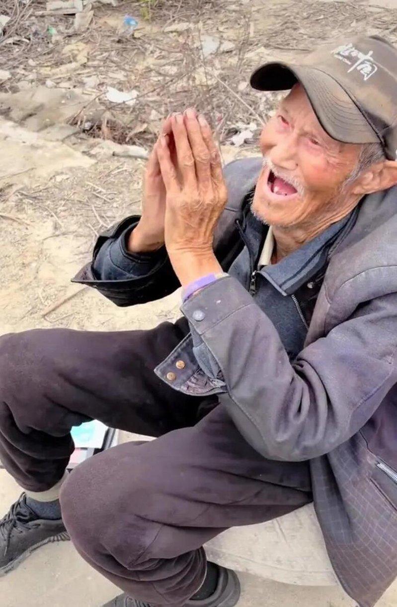 90岁张爷爷骑自行车旅行30年,借此治愈丧亲之痛。(视频截屏)