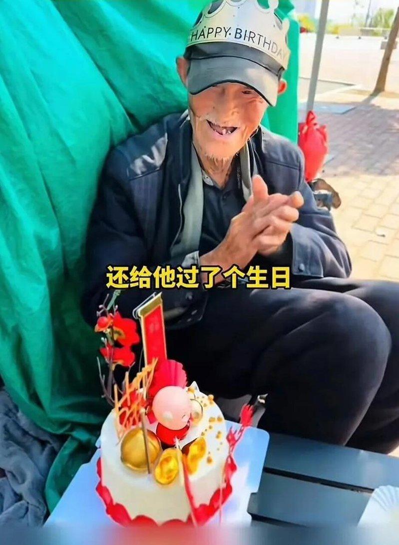 有好心人给张爷爷买了蛋糕,给他过了个生日。(视频截屏)